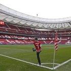  El joven pudo visitar el estadio Wanda Metropolitano, desde la zona de realización de las televisiones, la sala de prensa, los pasillos interiores y el vestuario del equipo madrileño. 
