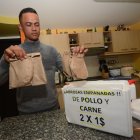  Unos cocinan y otros salen a las calles a venderlas, este emprendimiento busca que la calidad de vida de estos cuatro muchachos mejore y puedan enviar dinero a sus familiares en Venezuela.  