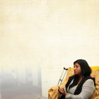  La mujer es madre de David, por quien lucha cada día para sacarlo adelante. La prótesis que tiene ahora le facilita cargarlo.  