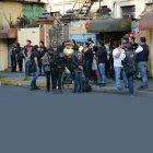  En las afueras del bar donde se iba a dar el concierto se apostaron los fanáticos.  