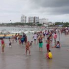  Turistas llenan las playas pese al mal clima. 
