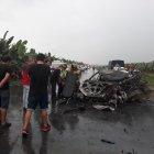  Producto de la fuerza del impacto, un miembro de la Fuerza Naval perdió la vida y tres más quedaron gravemente heridos. El carro donde viajaban terminó en llamas. 