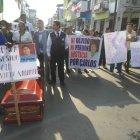  Familiares protestaron con el féretro.  