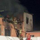  Los bomberos usaron escaleras para poder rescatar a la familia. Intervinieron 48 uniformados.  