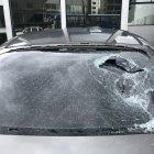  Así quedó el parabrisas de uno de los vehículos de Mauricio Giraldo, residente del lugar. 