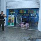  El local comercial tuvo que ser resguardado luego por los uniformados para investigaciones.  