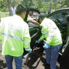  Agentes inspeccionan el vehículo de los presuntos delincuentes.  