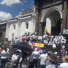  El plantón se realizó en la Plaza Grande y congregó al colectivo que pide la destitución de la Corte Constitucional. 