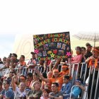  Numerosos  fanáticos fueron a despedir el programa, entre ellos, sosteniendo el cartel, estaba Nathalie Muñoz. 