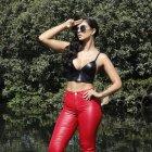  La cantante guayaquileña tiene su estilo marcado. Dice que si muestra arriba se tapa abajo, o viceversa, pero jamás sale con poca ropa.  