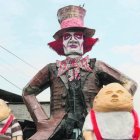  El Sombrerero. Jordan González y Gabriel Carpio comparten el crédito en la confección de estos gigantes.  