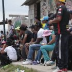  Los hinchas decidieron seguir los partidos de sus clubes favoritos por radio. 