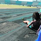  La pista sintética del escenario guayaquileño pone en riesgo la integridad de los deportistas. 