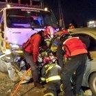  Bomberos ayudan a las víctimas del accidente. 