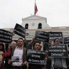  Familiares de los periodistas fallecidos realizaron un plantón con pancartas frente a la presidencia. 26 de abril del 2018. 