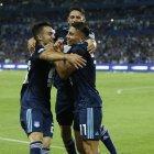  Jugadores de Emelec festejan la victoria.  