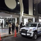  Los policías acordonaron la zona.  