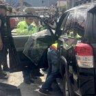  Agentes policiales revisan el auto de la persona atacada por sacapintas.  