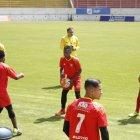  Los jugadores estuvieron atentos a todas las órdenes del entrenador.  