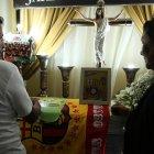  Parados junto al féretro donde reposan los restos de Jefferson, sus tíos Emérita  y Oswaldo Morán muestran su pesar.  