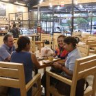  Algunos negocios realizan campañas para fomentar el reciclaje en sus clientes. 