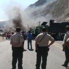  La gente se aglomeró en el sitio mientras esperan la apertura. 