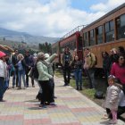   El guía explica al visitante sobre la historia del tren y su trayectoria a través de los años. 