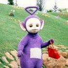 Tinky Winky llamó la atención por tener como objeto personal una cartera roja.  