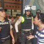  Los allegados llevaron pancartas hasta el Municipio.  