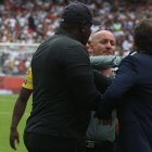  Un colaborador de seguridad de Barcelona intervino para separar a los entrenadores. 