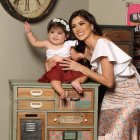  Madre e hija complementan su outfit con una croptop ruffled o de vuelos. 