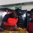  Banguera, arquero del Barcelona, firmando autógrafos. Este domingo jugará en Ambato. 