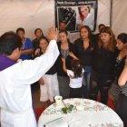  Los deudos participaron de una ceremonia religiosa por el alma de la joven asesinada.  