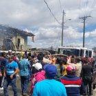  Moradores del sector intentaron apagar el incendio con baldes de agua. 