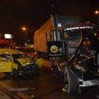  El taxi resultó con serías averías en su parte frontal, tras impactarse con el tráiler. 