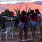  Las trabajadoras sexuales venezolanas posan para una selfie fuera de un bar en el municipio de Calamar, departamento de Guaviare, Colombia. 