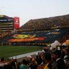 Desde los graderíos la hinchada también se manifestó. 