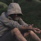  Según expertos, la adicción es la falta de conexión con la sociedad y el encierro en una jaula. 