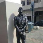  La imagen está, ubicada en el centro de Guayaquil, hecha de hierro y fue instalada en homenaje a la reconocida trayectoria del fallecido Spencer. 