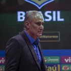  El entrenador de la selección brasileña de fútbol, Tite, llega a una rueda de prensa para ofrecer la convocatoria de jugadores brasileños. 