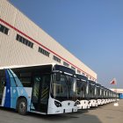  Estos 20 buses nuevos serán importados desde China, donde la empresa automotriz BYD los elaboró tras un acuerdo entre la empresa Saucinc y se los entregó simbólicamente el pasado 23 de noviembre en Hangzhou, China. 