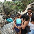   Ángel Méndez y Carmen Véliz perdieron su hogar por el incendio. Junto a ellos, sus tres hijas. 