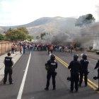  La gente que quemó llantas solicitaba la presencia de la Gobernadora de Imbabura, Marisol Peñafiel y una solución a su problema.    