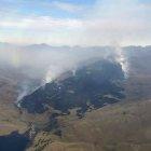  Un deslizamiento complica la llegada de los socorristas al lugar. Miembros del ejército también se suman a las labores.  