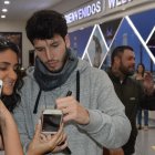  Sebastián Yatra saludó a sus fanáticas en el aeropuerto. 