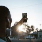  Referencial. El joven debía presentar las fotografías como parte de un trabajo académico. 