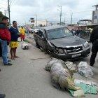  Los sacos de yute de la señora quedaron esparcidos en el lugar.  