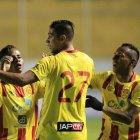  Jugadores de Aucas celebran su anotación.  