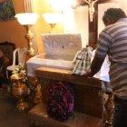   Tyrone Morán acomodó el uniforme de su hija al pie del ataúd. La niña soñaba con ser abogada.  