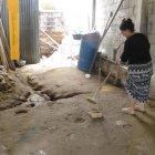  Narcisa Jiménez barría ayer el piso de tierra en su casa.  